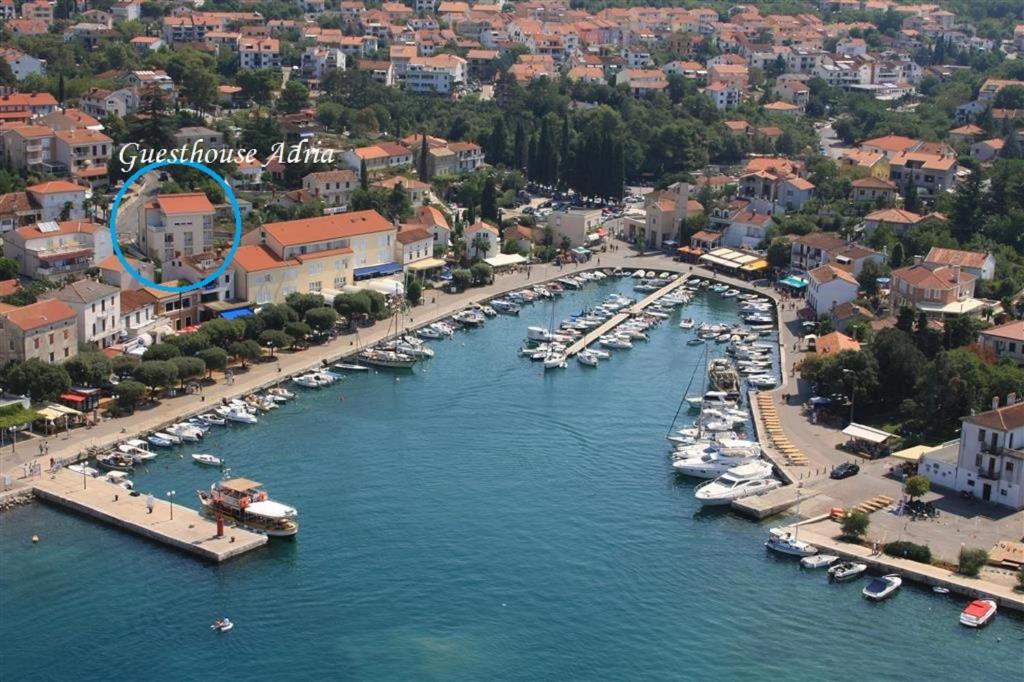 una vista aérea de un puerto con barcos en el agua en Guesthouse Villa Adria, en Malinska