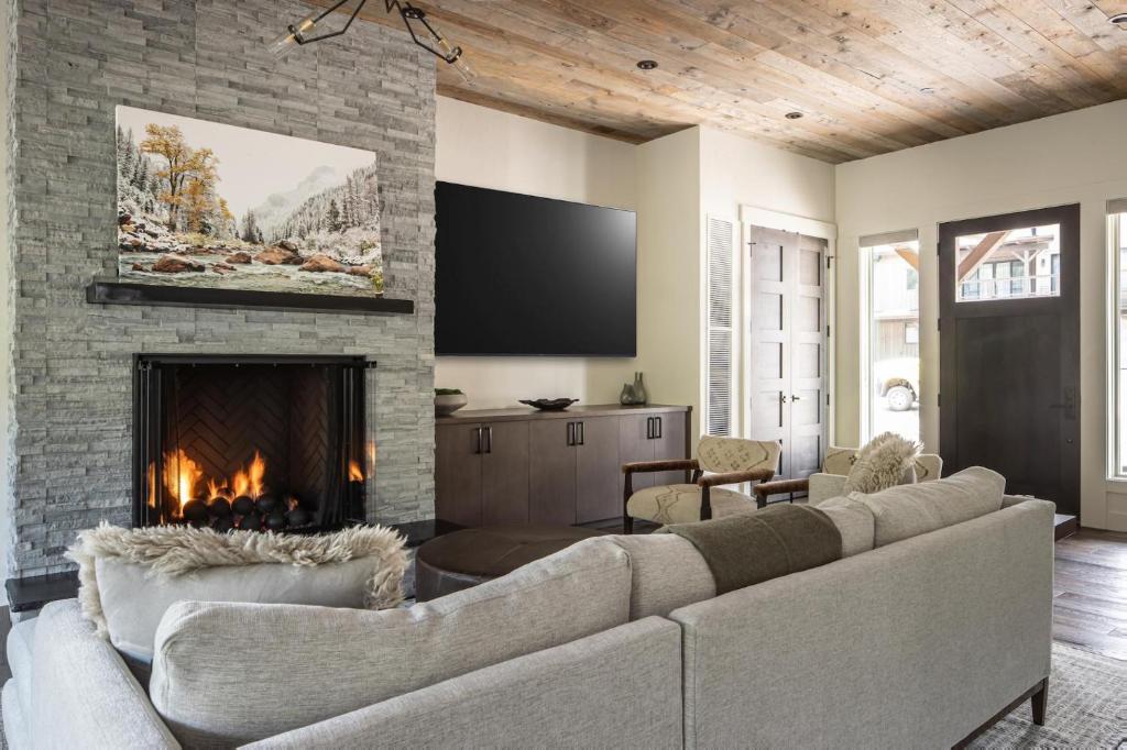 a living room with a couch and a fireplace at Spanish Peaks - Highlands Cabin 59 in Big Sky