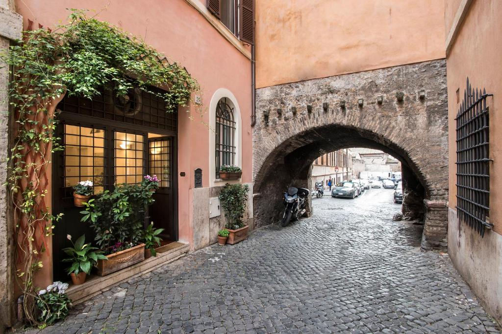 an alley with an archway in an old building at B&B Arco Del Lauro in Rome