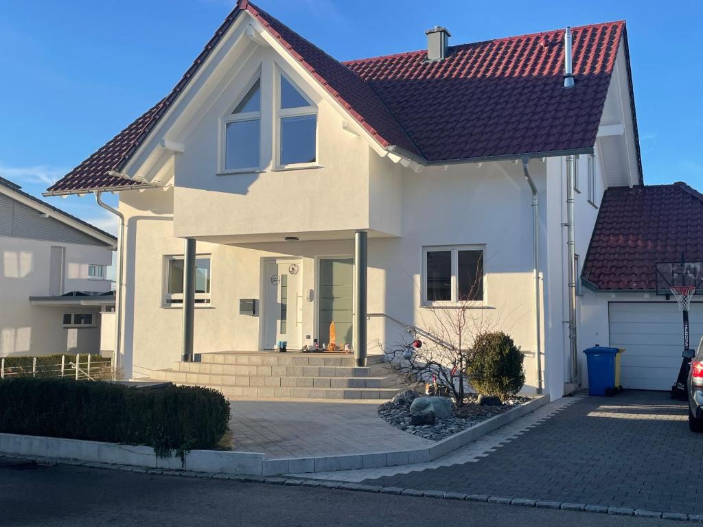 a white house with a red roof at Lieblingsplatz in Pfullendorf