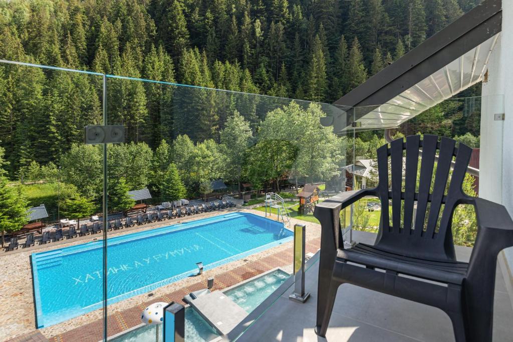 a view of a swimming pool from a house at Хатинка у Румуна in Tatariv