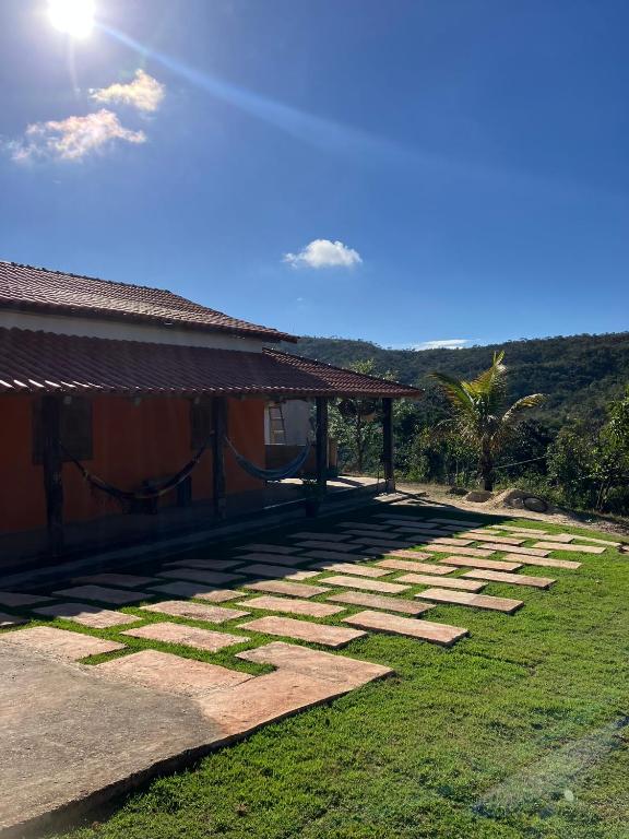 a stone walkway in front of a house at Chácara Carvalho in Sabará