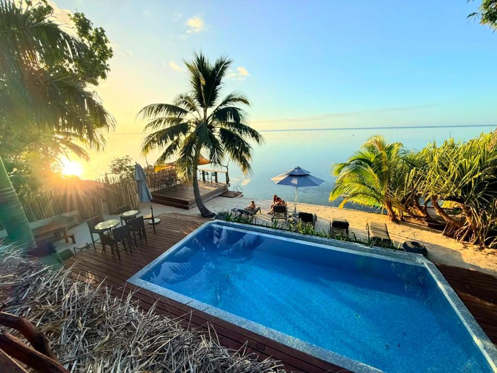 a swimming pool on the beach with a view of the ocean at Secret Spot Lagoon Dream in Moorea
