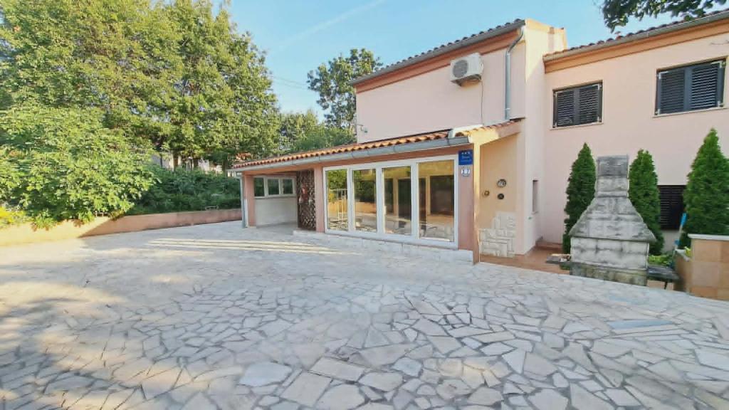 an empty driveway in front of a house at Apartment Viola - Pavićini, Duga Uvala in Krnica
