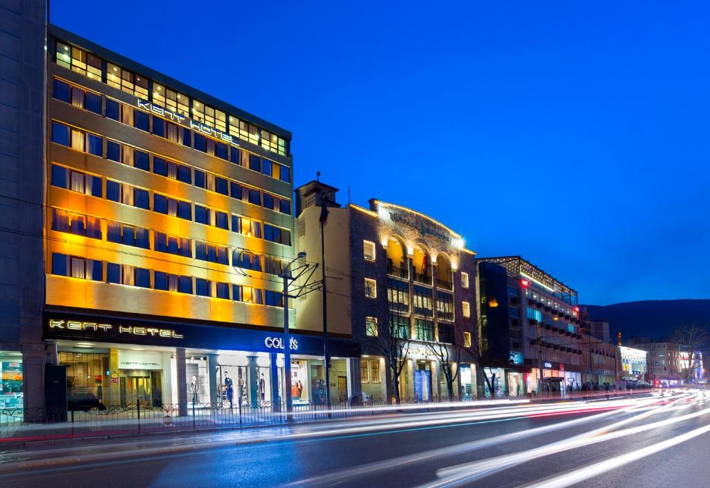 una calle de la ciudad por la noche con edificios y luces en Kent Hotel, en Bursa