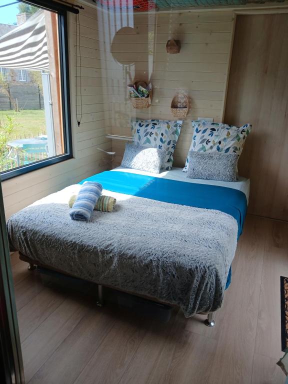 a bedroom with a bed in a tiny house at entre bourg et rivage in Saint-Pierre-Langers