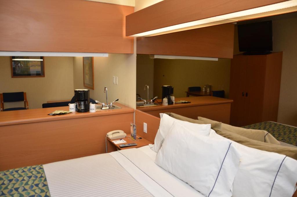 TV a/nebo společenská místnost v ubytování Microtel Inn & Suites by Wyndham Chihuahua
