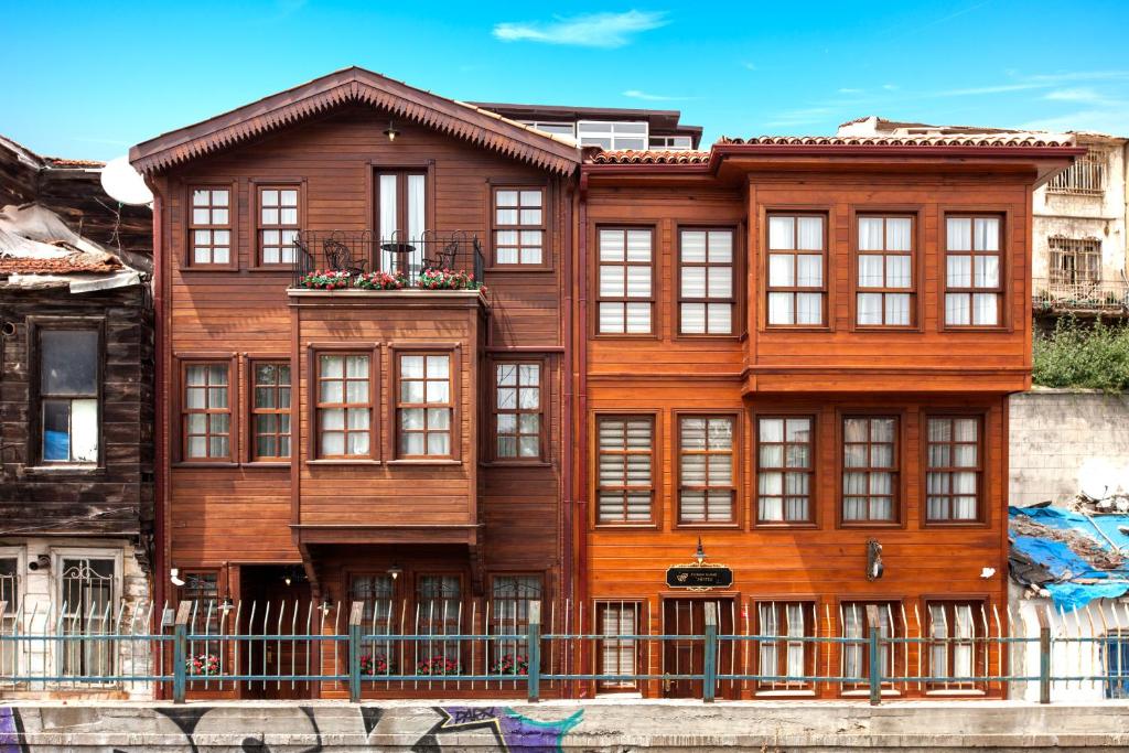 イスタンブールにあるFerman Konak Hotel-Special Categoryの窓とバルコニー付きの木造の建物