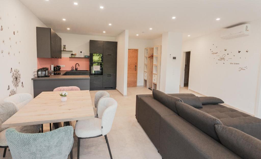una sala de estar con un sofá y una mesa en Genuss Apartment Basic, en Purbach am Neusiedlersee