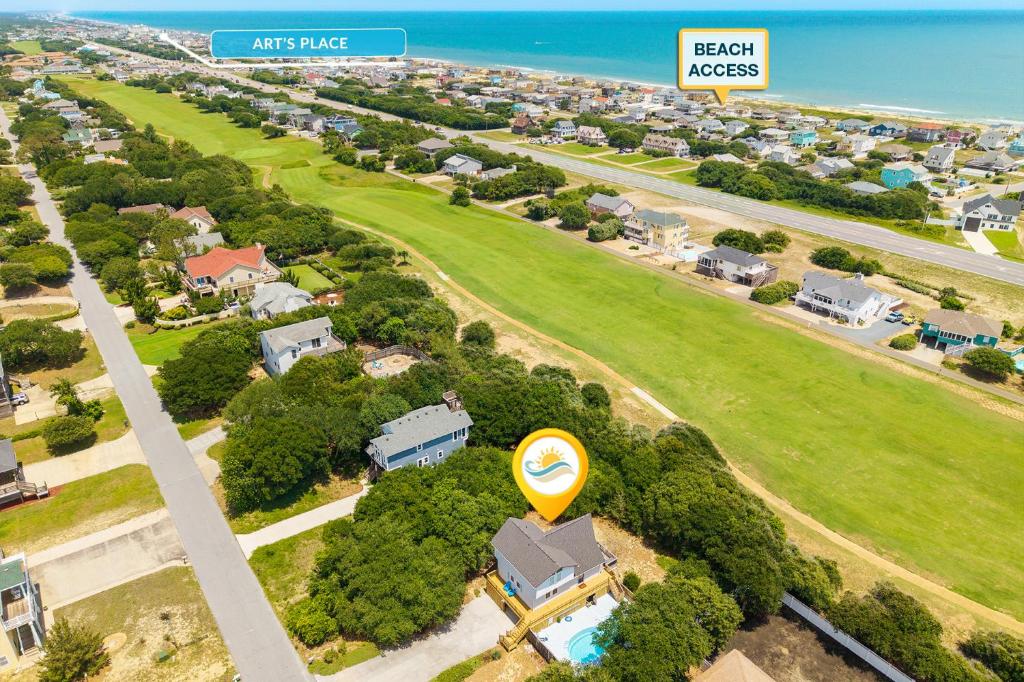 an overhead view of a house with a street sign at 4068 - Family Tradition in Kitty Hawk