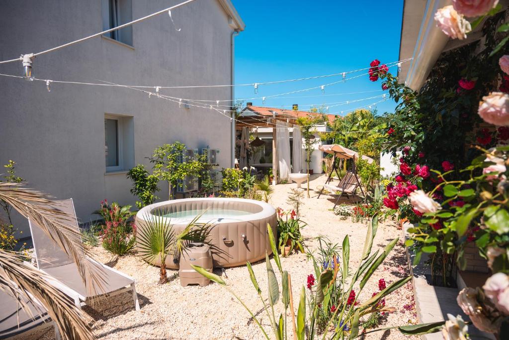 a garden with many plants and a building at Ethos Guest House in Quarto dʼAltino