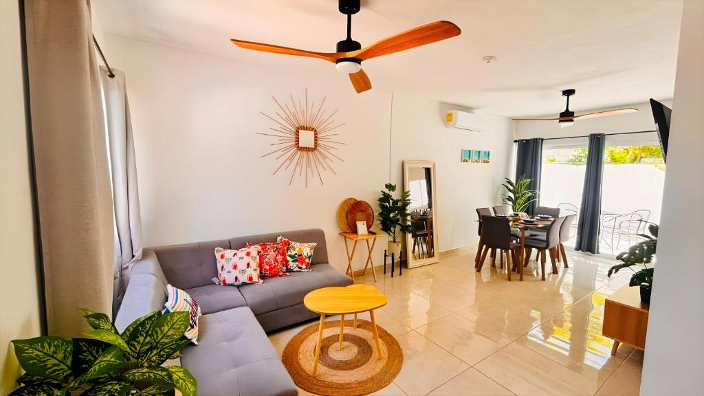 a living room with a couch and a ceiling fan at Casa amplia y privada con alberca para una escapada perfecta in Playa del Carmen