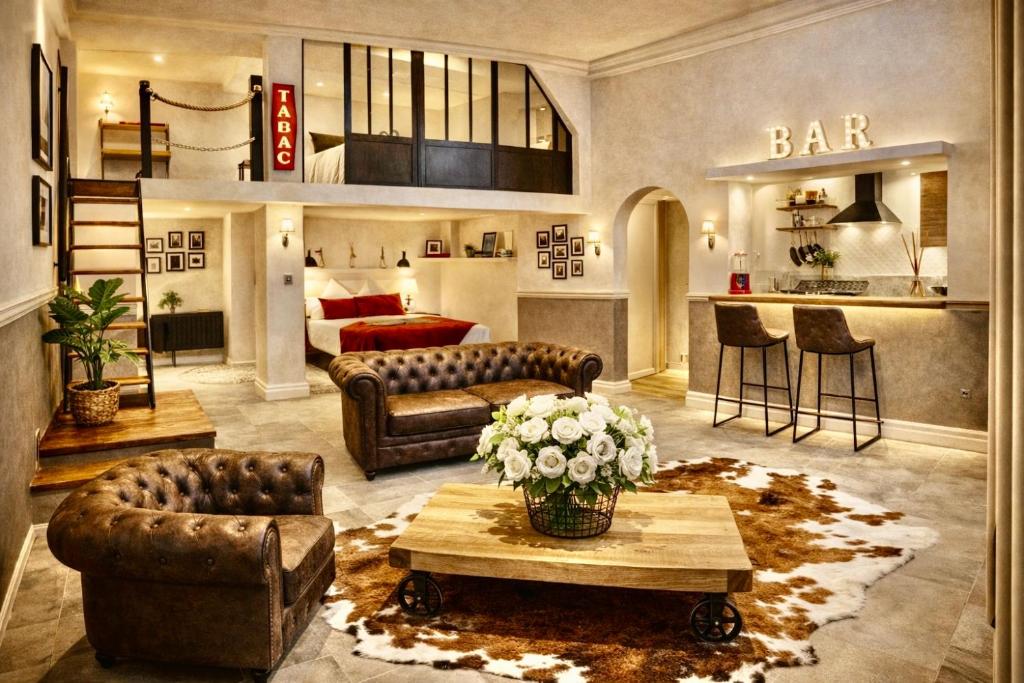 a living room with leather furniture and a bar at Loft Prenium PETITE FRANCE-idéal mission Pro-long séjour in Strasbourg
