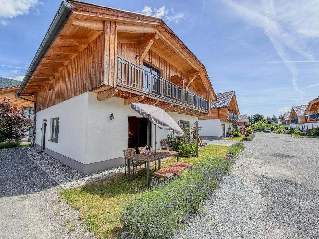 a house with a table and a balcony at Rattendorf 5B in Rattendorf