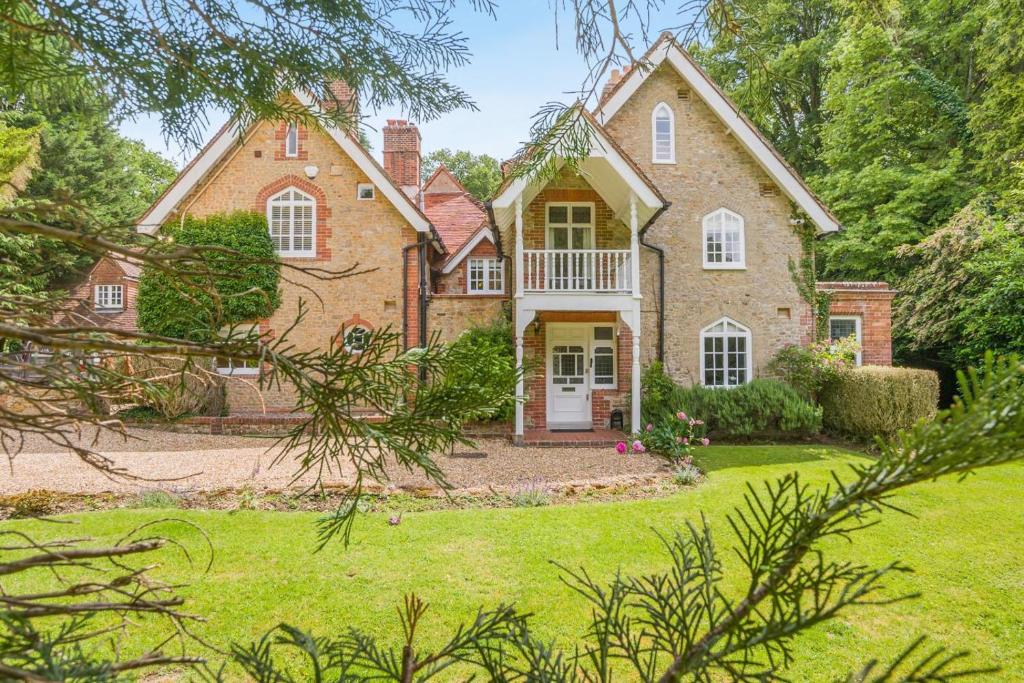 a large brick house with a yard at 6 Bed in Haslemere oc-c34083 in Haslemere
