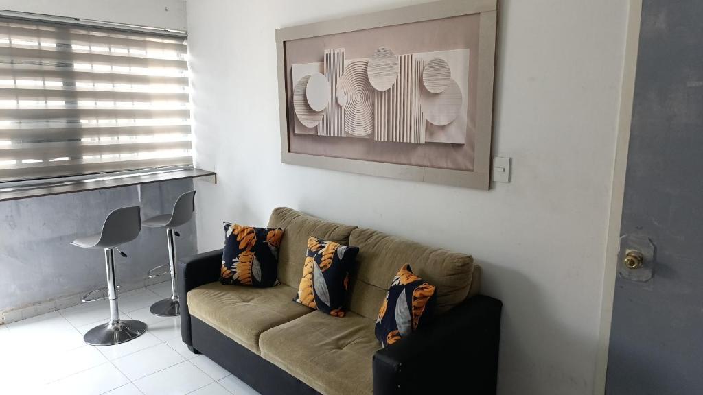a living room with a couch and a picture on the wall at Práctico y céntrico departamento in Salamanca