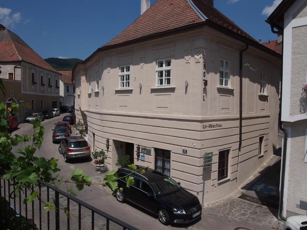 um carro preto estacionado em frente a um edifício em Hotel Ur-Wachau em Weissenkirchen in der Wachau