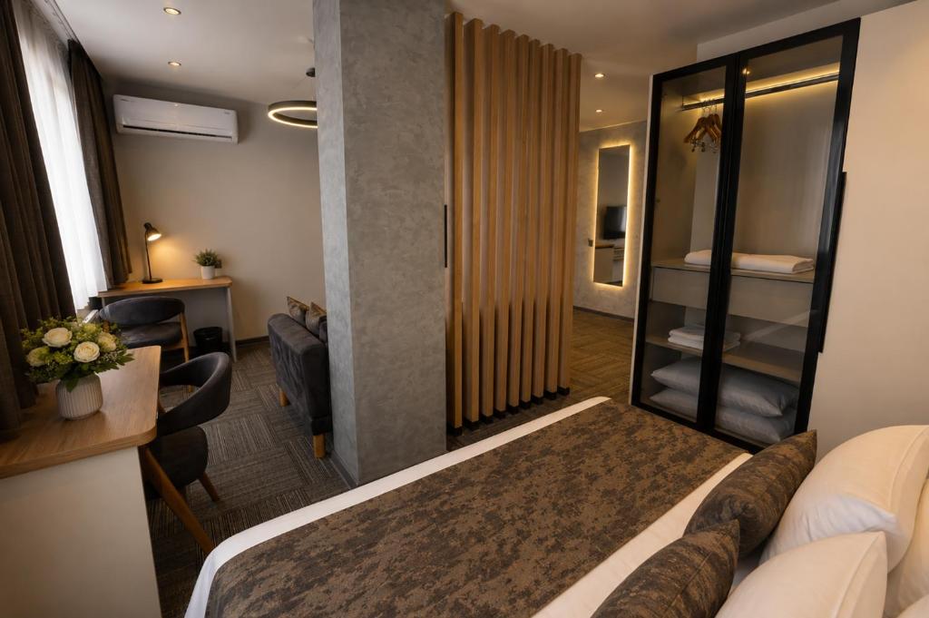 ein Hotelzimmer mit Bett und Wohnzimmer in der Unterkunft Kaçkar Otel in Rize
