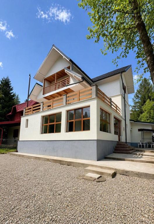 a house that is sitting on top of a driveway at Cheita 305 in Cheia
