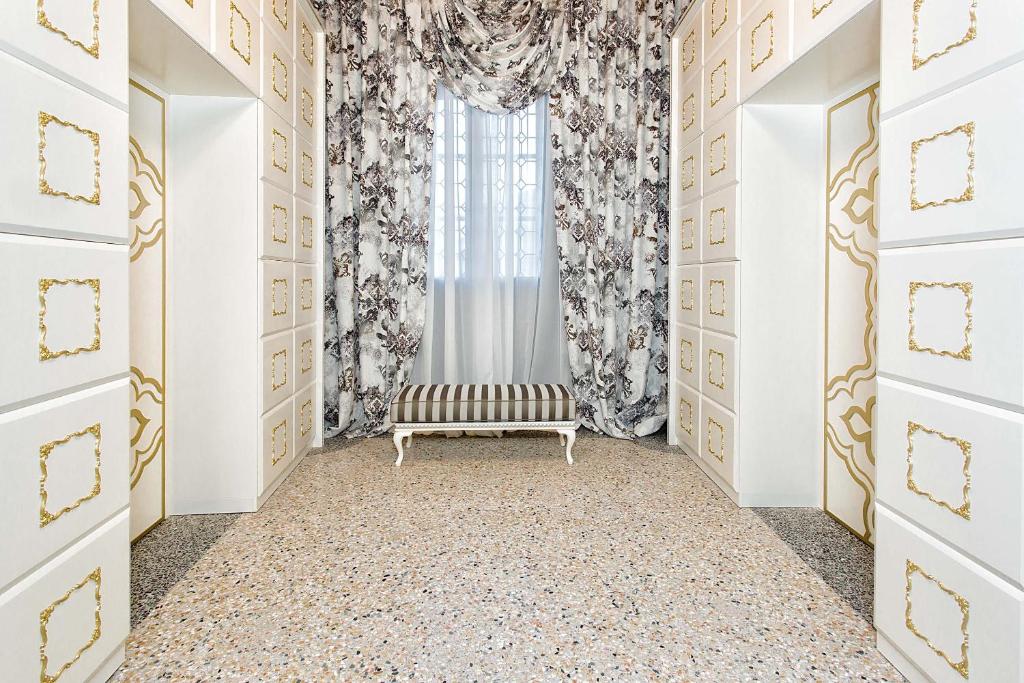 a hallway with a bench in front of a window at Hotel Ca' Nobile Corner in Venice