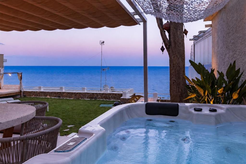 Casa Folimanka, 250sqm Garden Duplex with Jacuzzi, Sea View & Cinema