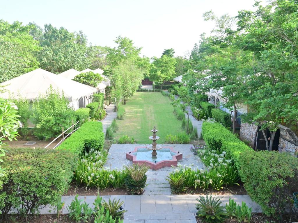 ein Garten mit einem Springbrunnen in der Mitte in der Unterkunft Madho Bagh in Sawāi Mādhopur