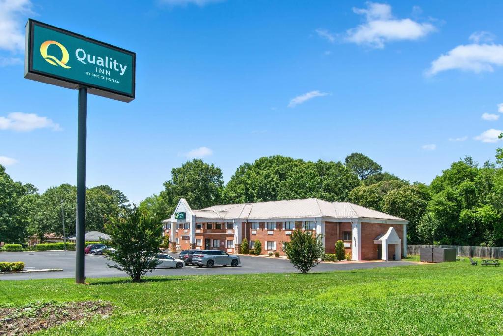 a building with a sign in front of a parking lot at Quality Inn Cedartown in Cedartown