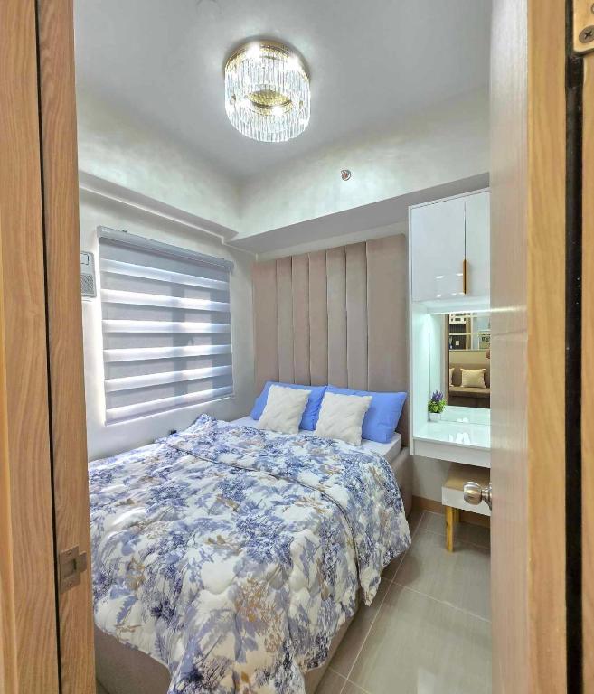a bedroom with a bed and a window and a sink at Jade Mantle Sanctuary in Manila