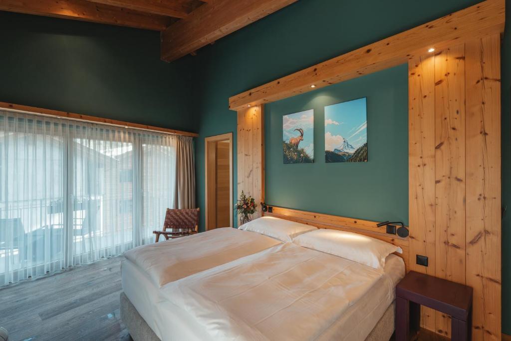 Llit o llits en una habitació de The Phoenix Fitness Hotel & free Spa Access at Alpen Resort