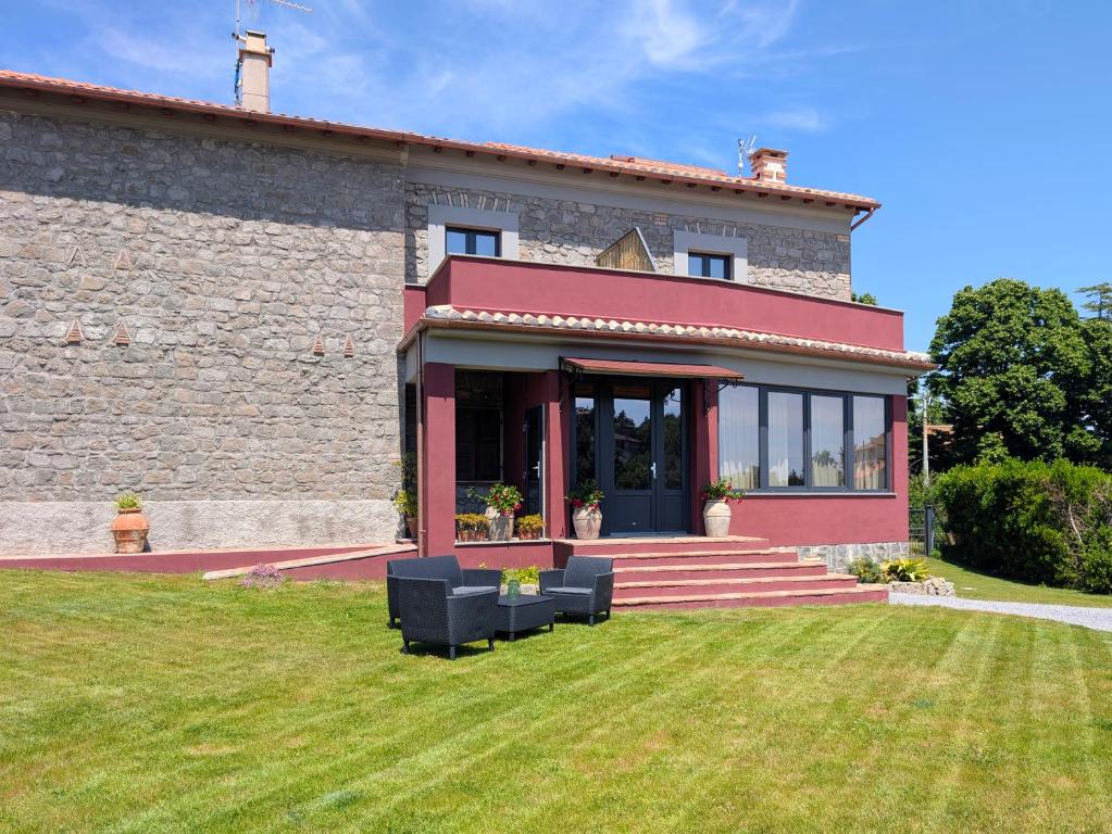 a house with a lawn in front of it at La Sosta del Cardinale in Montefiascone