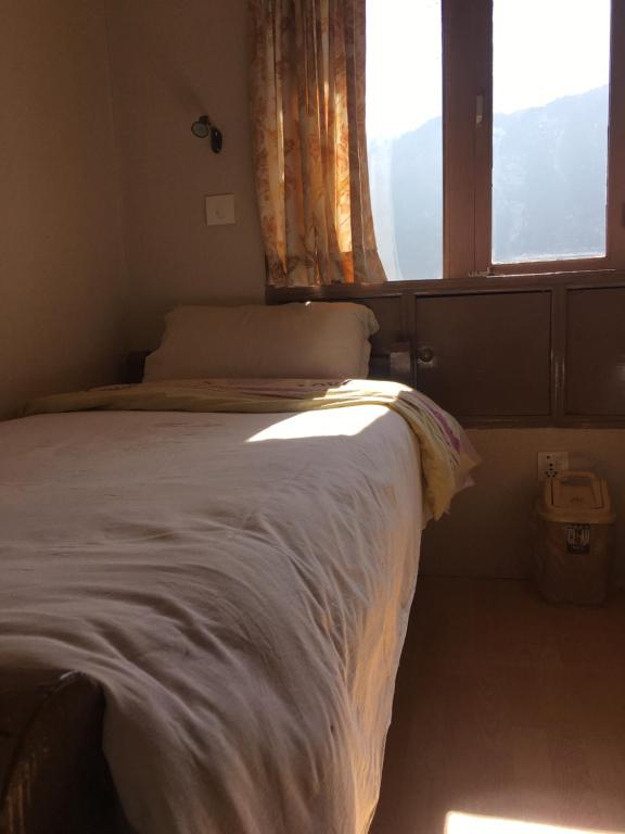 Postel nebo postele na pokoji v ubytování Hotel Khangri