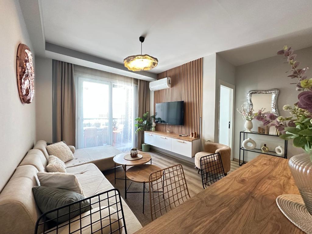 a living room with a couch and a table at Lüks Konforlu ve merkezi ev in Çiftlikköy