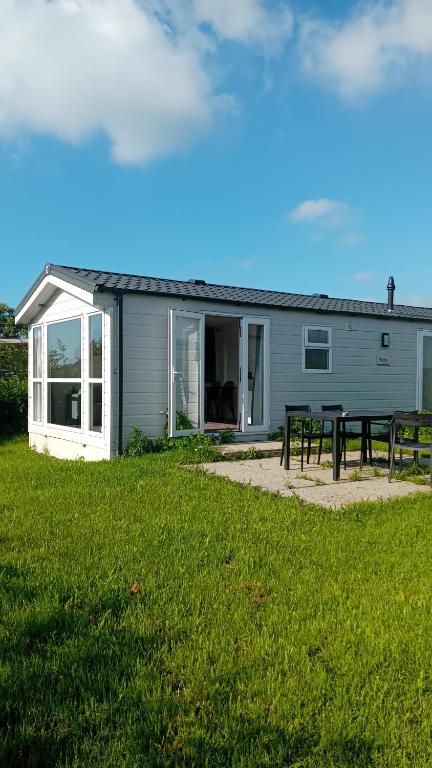 a house with a picnic table in front of it at Alloro-cat in Hem