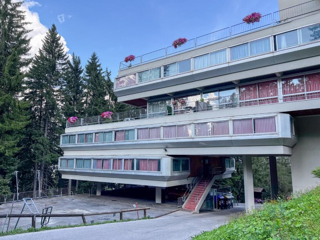 a building with balconies on the side of it at Res. Sole Alto appartamenti Solandra in Mezzana