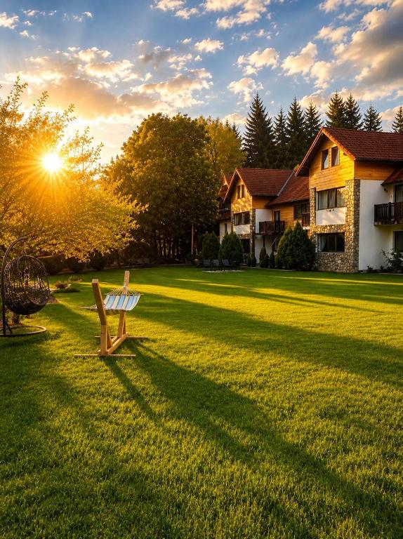 eine Bank, die mitten in einem Hof steht in der Unterkunft Garden Retreat in Bran