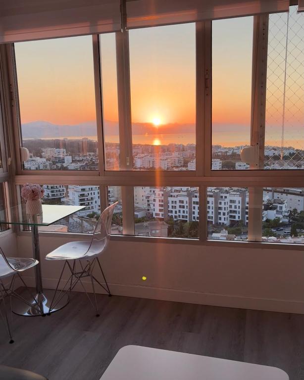 Torremolinos vistas al mar, dormitorio independiente, wifi y piscina en verano
