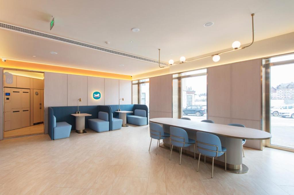 a meeting room with a table and chairs in a building at Hanting Hotel Changbaishan Erdaobaihe in Antu