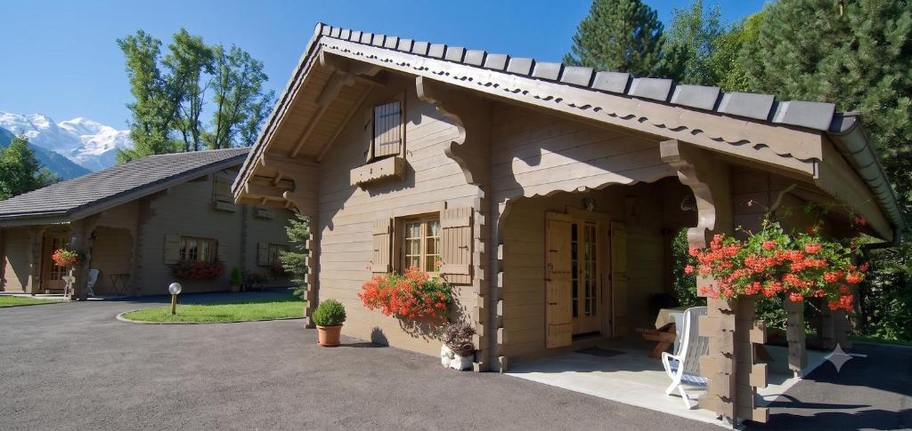 a small house with a garage in a driveway at Chalet indépendant 3 personnes in Alex