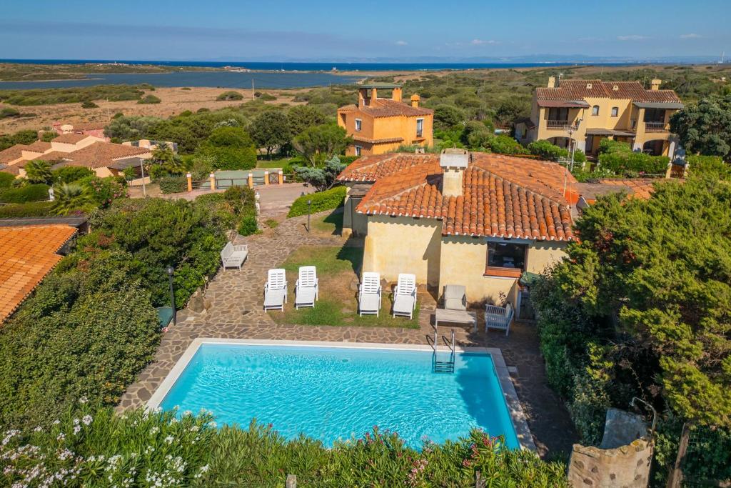 Luftaufnahme eines Hauses mit Swimmingpool in der Unterkunft Villa Mariluce in Cuile Pazzoni