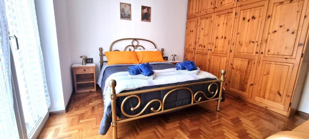 a bedroom with a bed with orange and blue pillows at Casa Colomba a Tirano in Tirano