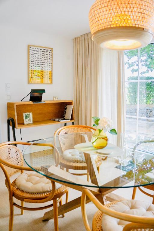 a dining room with a glass table and chairs at Boutique Home Bad Iburg in Bad Iburg