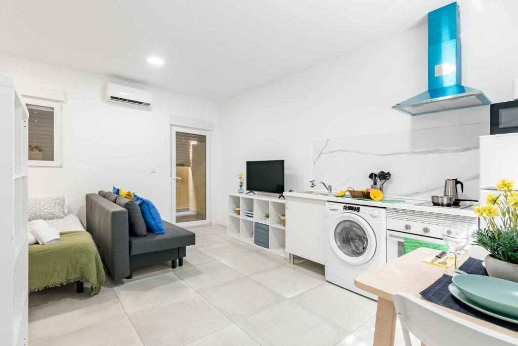 Apartment B Private Complex Metro 4pax