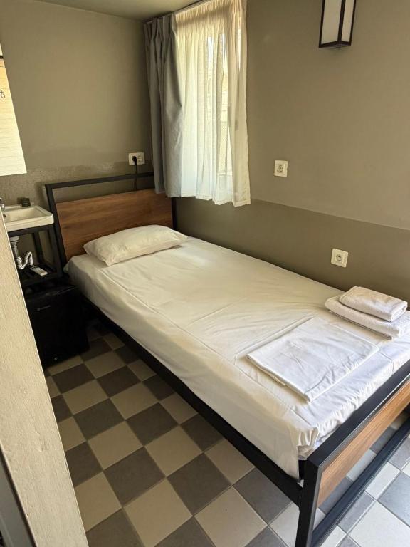 Petite rooftop room for single person in the heart of Athens!