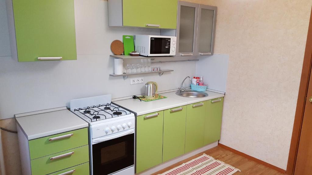 Kuhinja ili čajna kuhinja u objektu Apartment GrInn 15 on Kommunalnaya