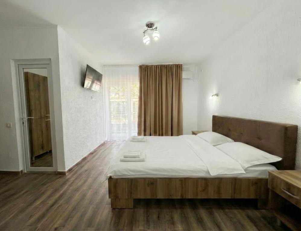 a bedroom with a large bed with white sheets at Vila Diana in Venus