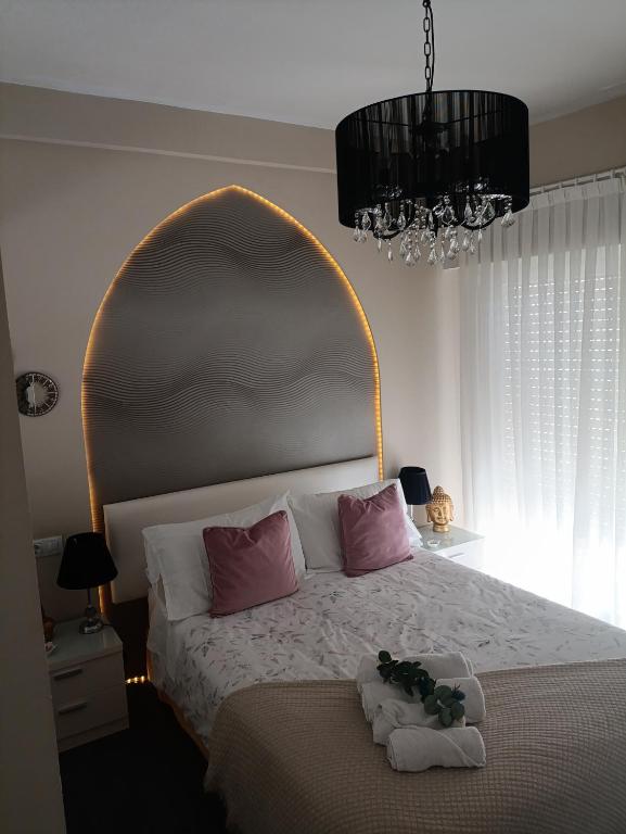 a bedroom with a large bed with pink pillows at Luminoso Loft in Monforte de Lemos