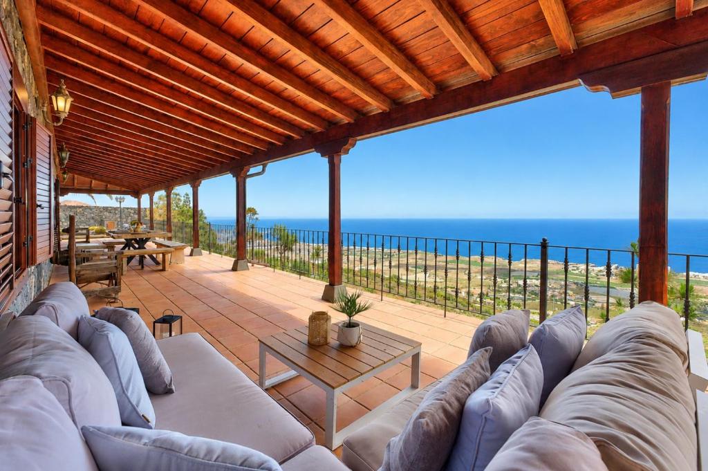 a living room with a couch and a table at LAS MORADITAS, CHALET con PISCINA PRIVADA in Adeje
