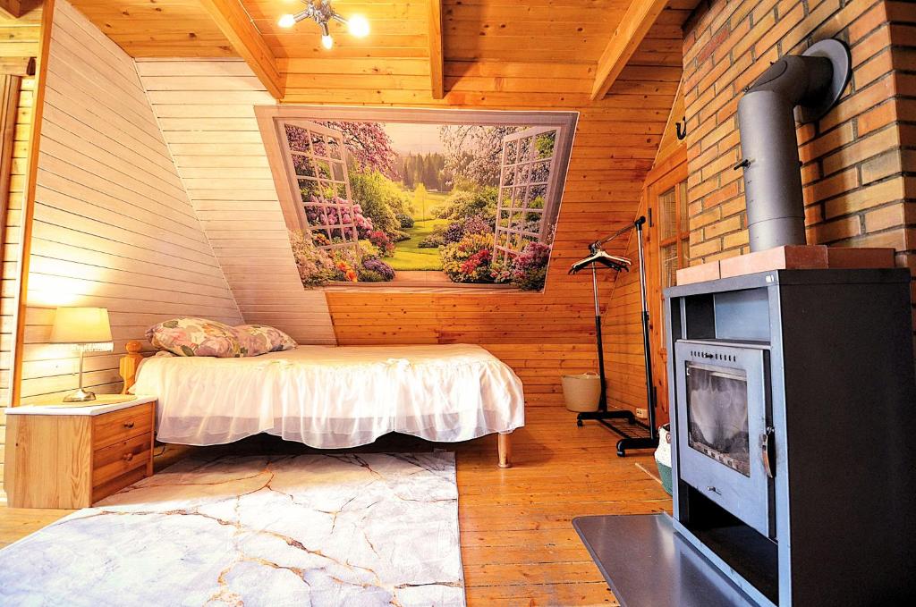 ein Schlafzimmer mit Kamin und einem Bett in einem Zimmer in der Unterkunft Öökulli öömaja in Tartu