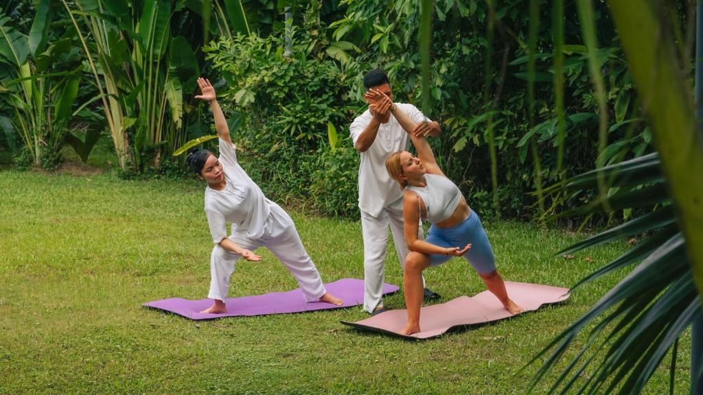 Khởi đầu ngày mới với những buổi yoga trong không gian xanh yên tĩnh tại Pilgrimage Village Boutique Resort & Spa, giúp du khách thư giãn cơ thể, cân bằng tinh thần và tận hưởng nhịp nghỉ dưỡng chậm giữa lòng cố đô Huế.