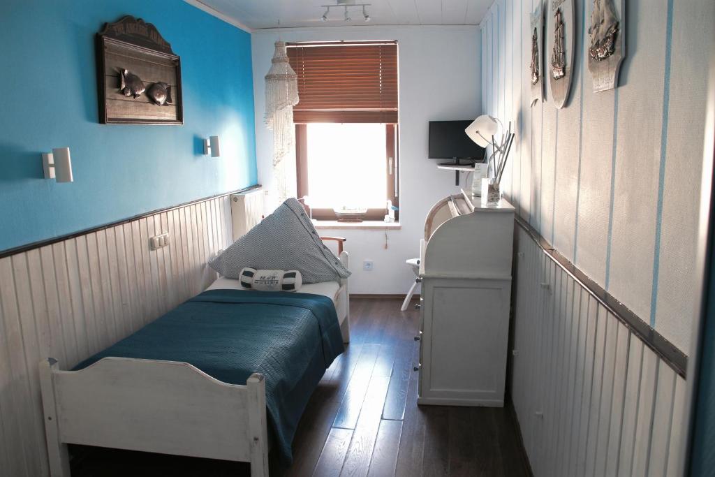 ein Krankenzimmer mit einem Bett und einem Fenster in der Unterkunft Hotel Simonis in Kobern-Gondorf